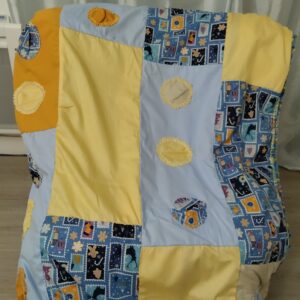 Couverture jaune et bleue ciel "Tulipe jaune" Patchwork 108 cm x 80 cm