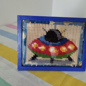 Magnifique Canevas brodé "La soucoupe volante" 18 cm x 24 cm